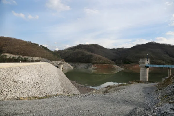 Dam on the lake where flooding Monastery Valjevska Gracanica — Stock Photo, Image