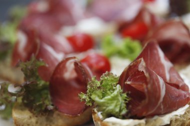 Küçük sandviç mozzarella jambon ve domates ile