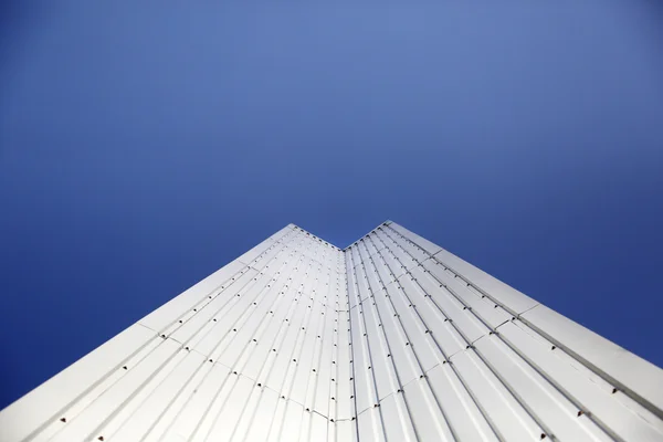 建筑细部的钢金属现代几何与蓝蓝的天空背景与副本空间 — 图库照片