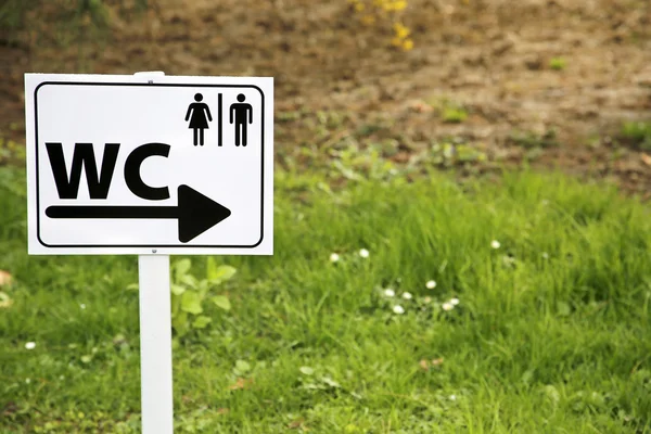 Toilettenschild für Mann und Frau auf weißem Tisch in der Natur — Stockfoto