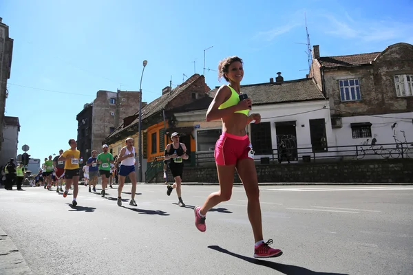 Ulica biegaczy w 29 maraton Belgrad — Zdjęcie stockowe