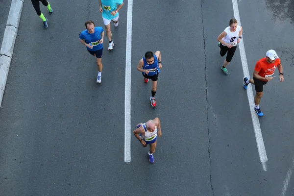 第 29 回ベオグラード マラソンでストリート ランナー — ストック写真