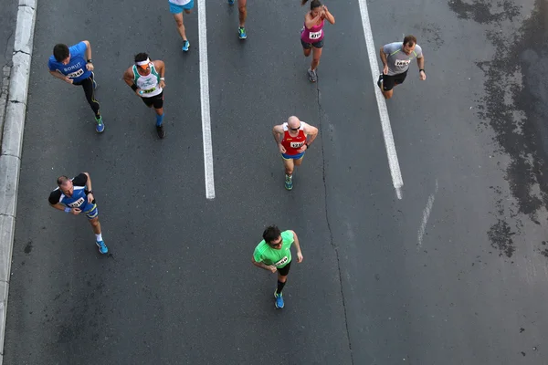 Gatan löpare på 29 Belgrad marathon — Stockfoto