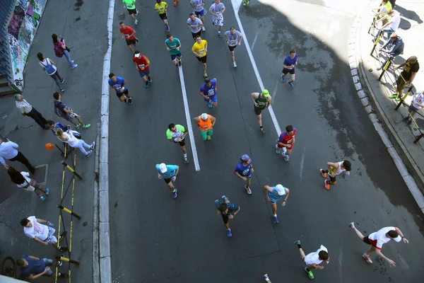 Corredores callejeros en la 29 maratón de Belgrado — Foto de Stock