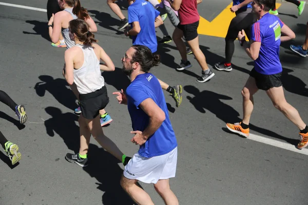 Pouliční běžců na 29 Bělehradu maraton — Stock fotografie