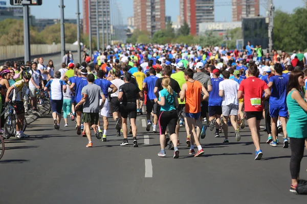 Gatan löpare på 29 Belgrad marathon — Stockfoto