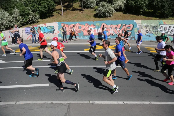 Corredores callejeros en la 29 maratón de Belgrado — Foto de Stock