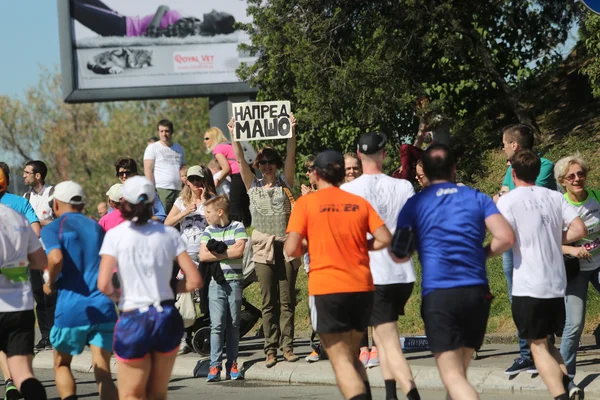 Ulica biegaczy w 29 maraton Belgrad — Zdjęcie stockowe