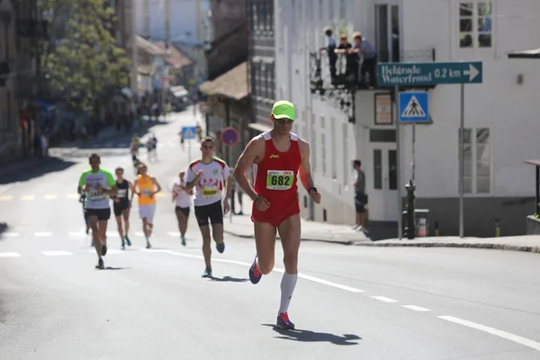 Pouliční běžců na 29 Bělehradu maraton — Stock fotografie