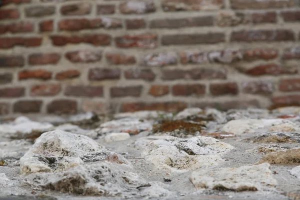 Mur en pierre avec briques rouges comme une farine ou un plafond — Photo