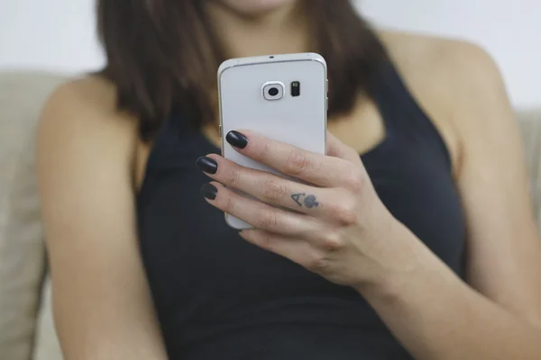 Frau benutzt Handy mit einer Hand — Stockfoto