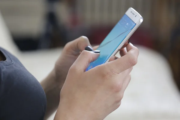 Mulher usar telefone celular com duas mãos — Fotografia de Stock