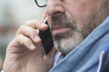 Bir cep telefonu fotoğraf tek dudaklar ve telefon konuşan adam