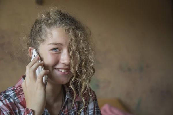 Pelirroja adolescente hablando en un teléfono móvil — Foto de Stock