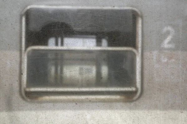 Посмотрите в грязное поцарапанное окно поезда с текстурой — стоковое фото