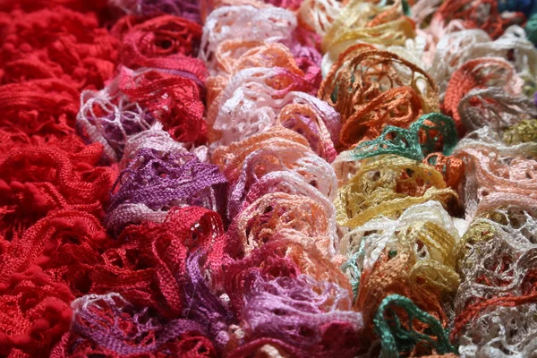 एका ठिकाणी विविध रंग क्रॉचेटेड रंगीत स्कार्फ — स्टॉक फोटो, इमेज