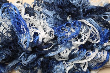 Bir çok farklı renk renkli tığ işi atkı yerleştirin