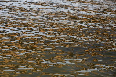 Turuncu mavi beyaz yansıma yüzey su dalgaları ile