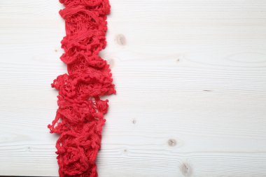 Kopya alanı ile ahşap masa arka plan üzerinde kırmızı eşarp