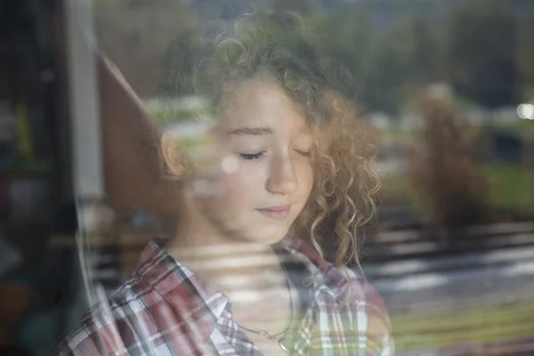 Retrato de hermosa pelirroja chica detrás de vidrio con reflexión — Foto de Stock