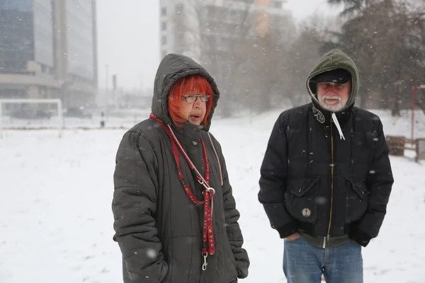 男人和女人高级五十一上在公园外面暴风雪 — 图库照片