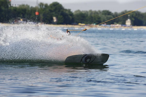 Vattenskidor sport på en sjö — Stockfoto