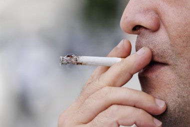 adam yüz tutan sigara ve Sigara