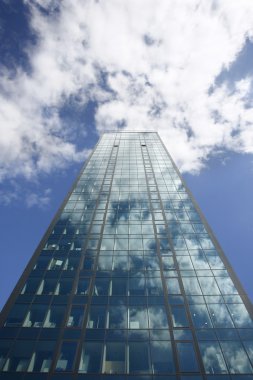 Mavi gökyüzü arka plan üzerinde ofis