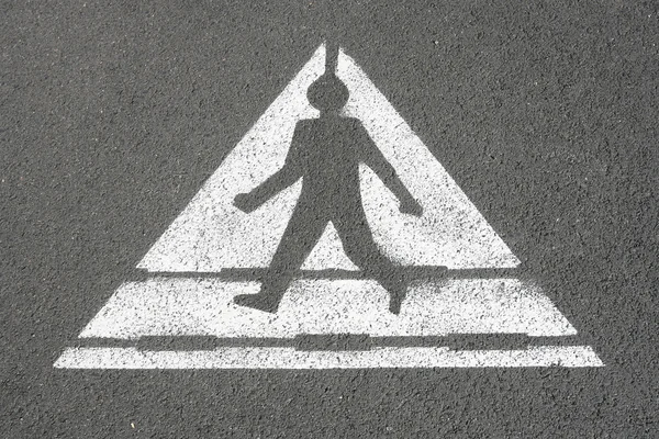 Segno di attraversamento pedonale su asfalto — Foto Stock