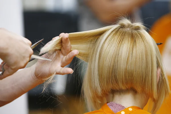 Kadeřnice, sušení vlasů blond v salonu — Stock fotografie