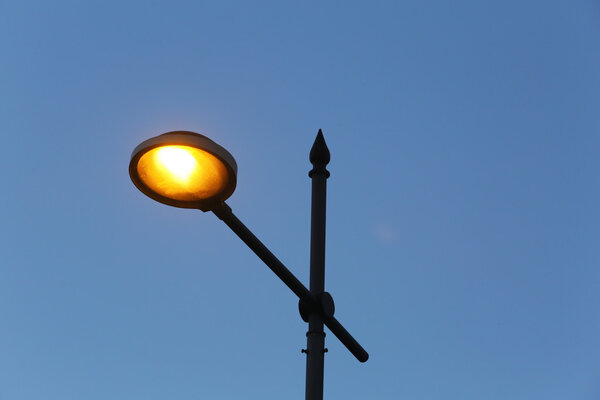 Освещенная улица и небо на закате
