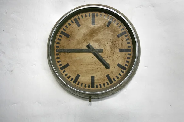 Antiguo reloj de pared en blanco —  Fotos de Stock