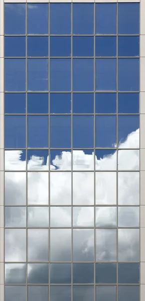 反映在 windows 中的蓝色摩天大楼办公大楼的云 — 图库照片