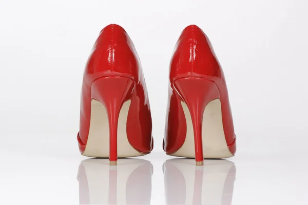 Vermelho sapatos de salto alto mulheres no fundo branco — Fotografia de Stock