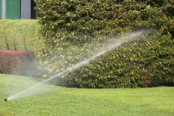 Bewässerungssystem, das den Garten automatisch bewässert — Stockfoto