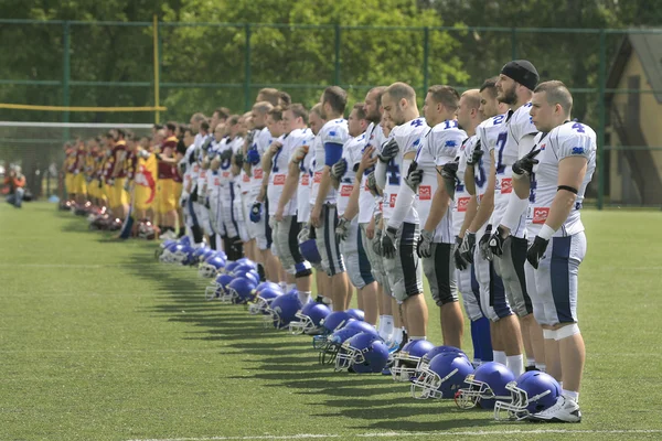 Partido de fútbol americano entre lobos y dragón azul — Foto de Stock