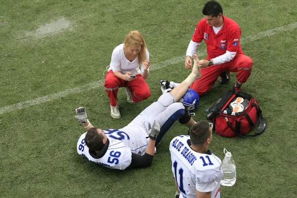 Partido de fútbol americano entre lobos y dragón azul — Foto de Stock