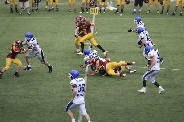 Amerikansk fotbollsmatch mellan vargar och Blue Dragon — Stockfoto