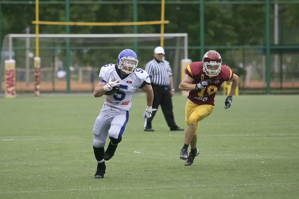 Amerikansk fotbollsmatch mellan vargar och Blue Dragon — Stockfoto