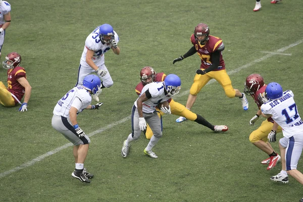 American Football wedstrijd tussen wolven en Blue Dragon — Stockfoto