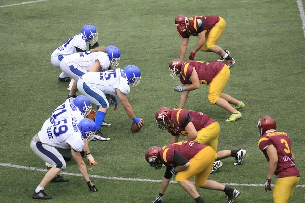 American Football wedstrijd tussen wolven en Blue Dragon — Stockfoto