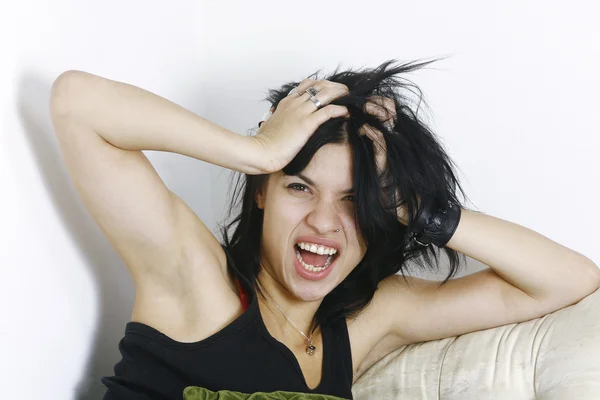 Сексуальна чорне волосся жінка кричить на дивані — стокове фото