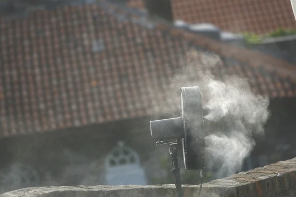 Ventilador dispersa gotas de agua durante el calor —  Fotos de Stock