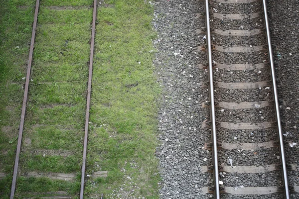 İki yarıldığını tren hattı tren için — Stok fotoğraf