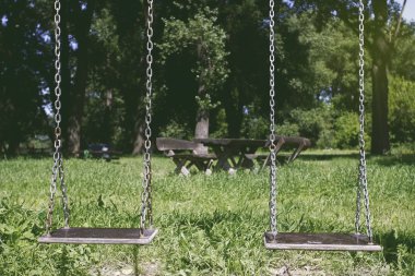 Bahar Park'ta iki salıncak