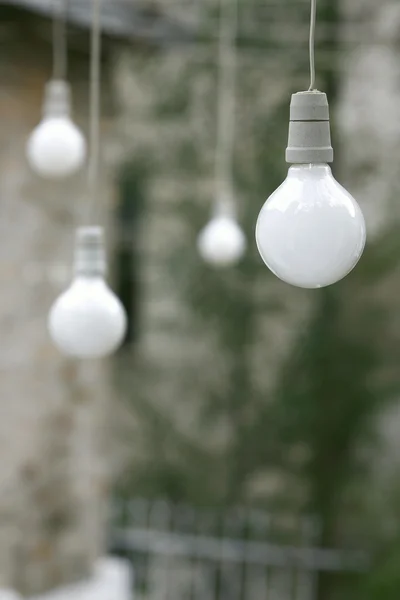 Lampadine a risparmio energetico bianche sui fili — Foto Stock