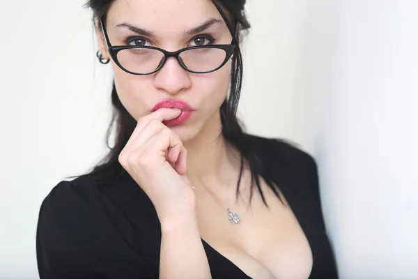 Portrait de belle jeune femme en lunettes — Photo