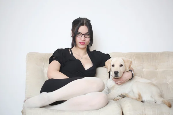 Bella femmina in occhiali con cucciolo labrador — Foto Stock