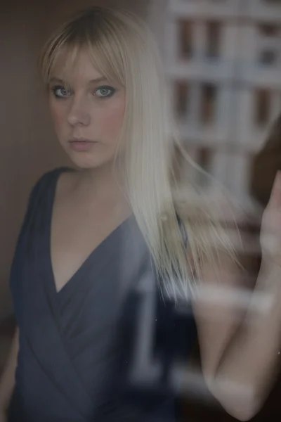 Портрет красивої блондинки через скло — стокове фото