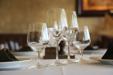 Restoran tablo boş bardak